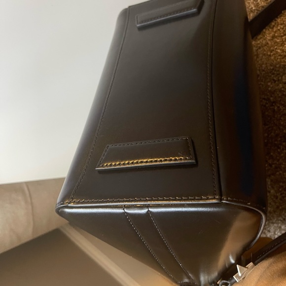 SOLD on 🅿️🅿️💜Last call! Givenchy small Antigona in glazed calfskin - Picture 11 of 16